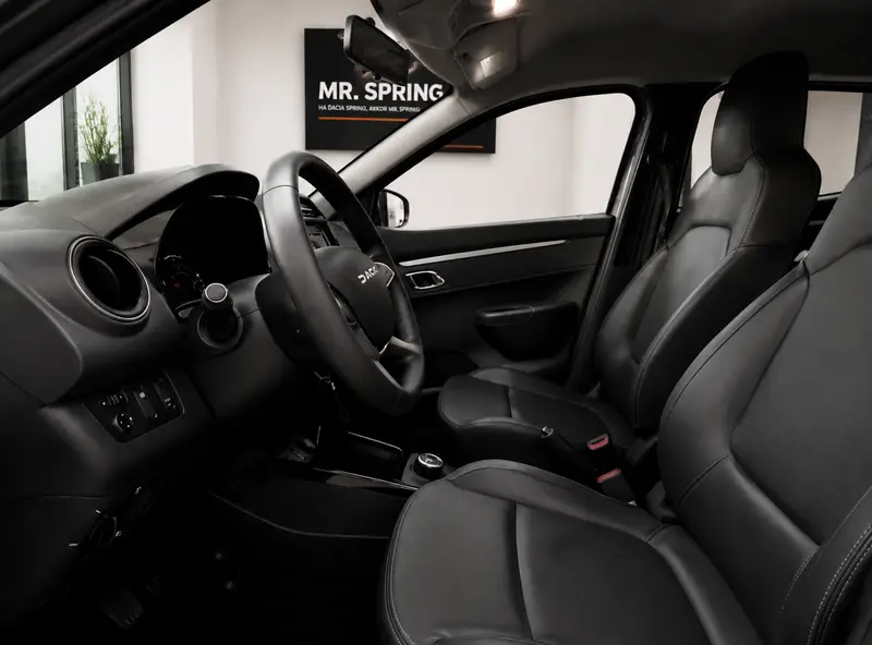 Dacia Spring belső tér, fekete ülések