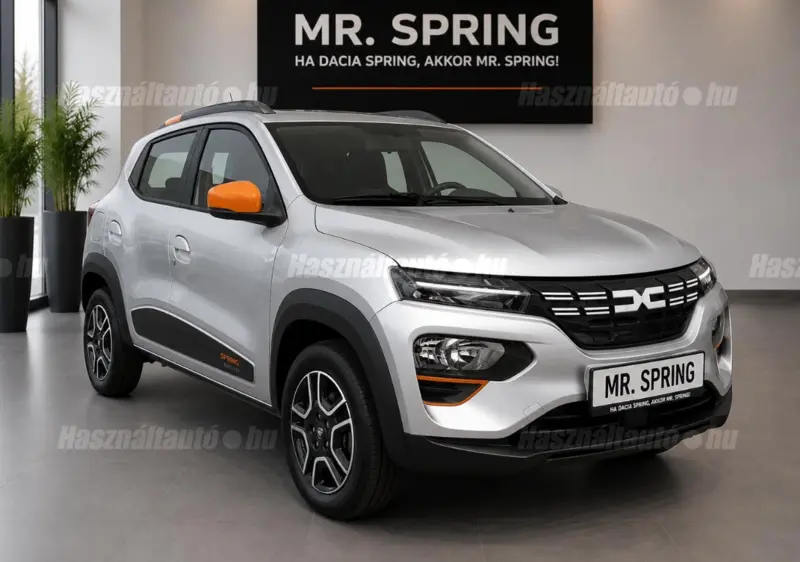 Ezüst Dacia Spring oldalról